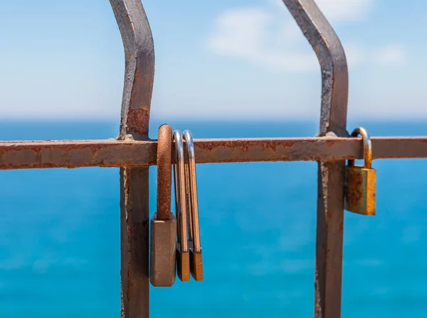 Roestige Hangslot Gekoppeld Aan Een Balustrade Door Zee Een Traditionele — Stockfoto