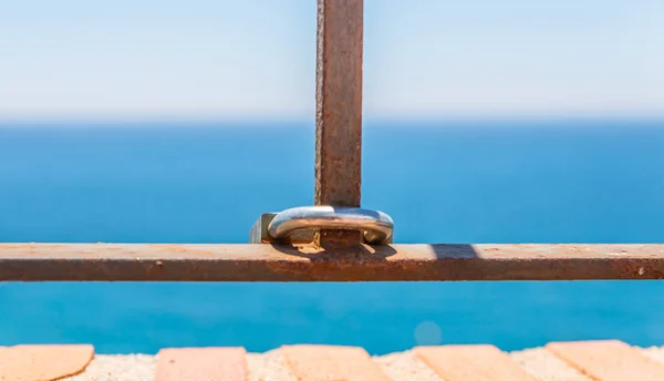 Roestige Hangslot Gekoppeld Aan Een Balustrade Door Zee Een Traditionele — Stockfoto