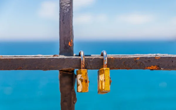 Rusty Padlock Attached Balustrade Sea Traditional Way Showing Love Relationship — Stock Photo, Image