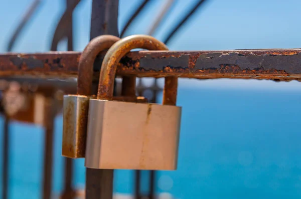 Cadenas Rouillé Attaché Une Balustrade Par Mer Une Façon Traditionnelle — Photo