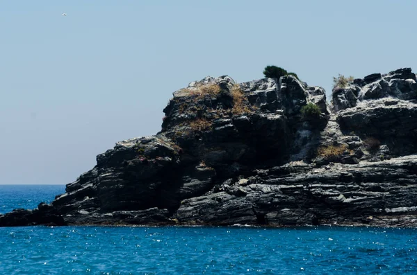 Mavi Yaz Dalgası Kayaları Ile Şaşırtıcı Deniz Rahatlatıcı Kaya Manzarası — Stok fotoğraf