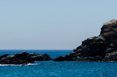 Mavi yaz dalgası ve kayaları ile şaşırtıcı deniz, rahatlatıcı kaya ve su manzarası, doğa