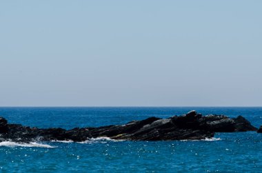 Mavi yaz dalgası ve kayaları ile şaşırtıcı deniz, rahatlatıcı kaya ve su manzarası, doğa