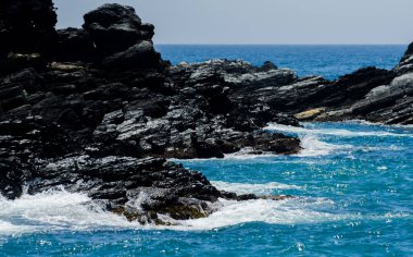 Mavi yaz dalgası ve kayaları ile şaşırtıcı deniz, rahatlatıcı kaya ve su manzarası, doğa
