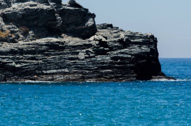 Mavi yaz dalgası ve kayaları ile şaşırtıcı deniz, rahatlatıcı kaya ve su manzarası, doğa