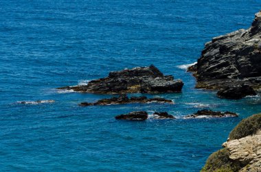 Mavi yaz dalgası ve kayaları ile şaşırtıcı deniz, rahatlatıcı kaya ve su manzarası, doğa