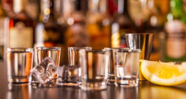 Gözlüklü bir siyah arka plan, soğuk içecek, gece hayatı üzerinde geleneksel saf votka