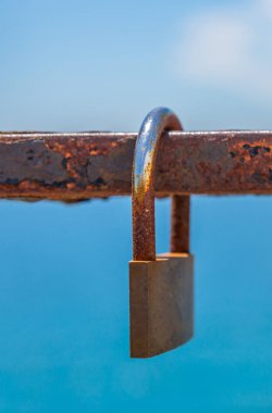 bir korkuluk deniz, geleneksel bir şekilde gösteren aşk, ilişki bağlı paslı asma kilit