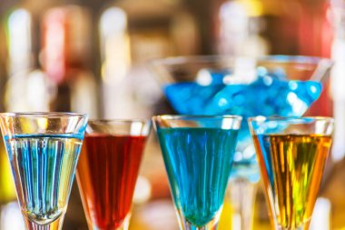 Alkollü içki barmen, gece hayatı tarafından hazırlanan uzun bir bardak likör yenileniyor