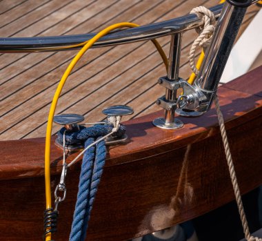 koç boynuzu yan tarafında küçük bir Marina yachting donanımları, güvenlik unsuru bir tekne dok