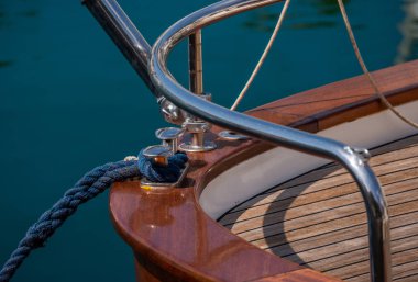 koç boynuzu yan tarafında küçük bir Marina yachting donanımları, güvenlik unsuru bir tekne dok