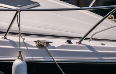 koç boynuzu yan tarafında küçük bir Marina yachting donanımları, güvenlik unsuru bir tekne dok