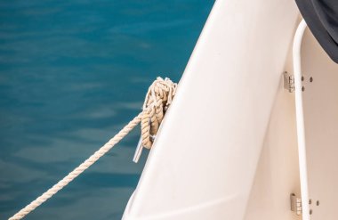 koç boynuzu yan tarafında küçük bir Marina yachting donanımları, güvenlik unsuru bir tekne dok