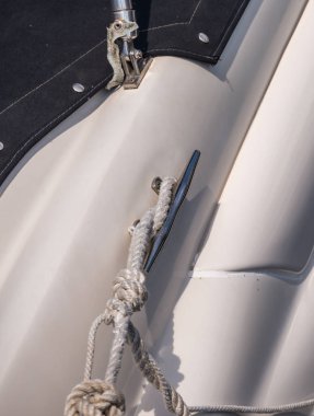 koç boynuzu yan tarafında küçük bir Marina yachting donanımları, güvenlik unsuru bir tekne dok