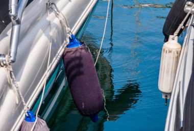 tekne, tekne ekipmanları, deniz güvenliği gövde dışında asılı şamandıra