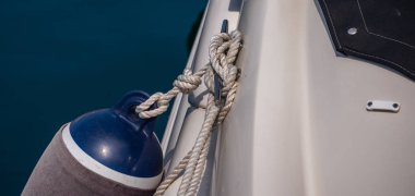 koç boynuzu yan tarafında küçük bir Marina yachting donanımları, güvenlik unsuru bir tekne dok