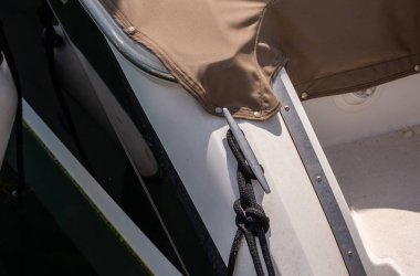koç boynuzu yan tarafında küçük bir Marina yachting donanımları, güvenlik unsuru bir tekne dok