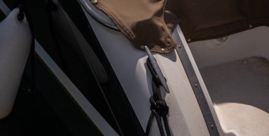 koç boynuzu yan tarafında küçük bir Marina yachting donanımları, güvenlik unsuru bir tekne dok