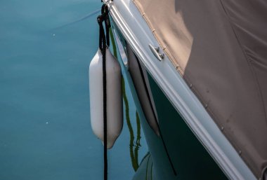 koç boynuzu yan tarafında küçük bir Marina yachting donanımları, güvenlik unsuru bir tekne dok