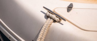 koç boynuzu yan tarafında küçük bir Marina yachting donanımları, güvenlik unsuru bir tekne dok