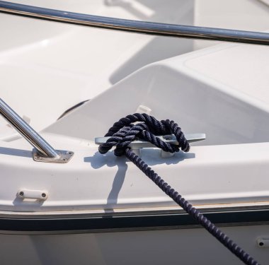 koç boynuzu yan tarafında küçük bir Marina yachting donanımları, güvenlik unsuru bir tekne dok