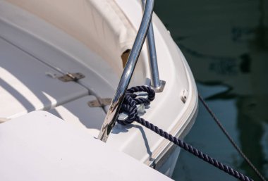 koç boynuzu yan tarafında küçük bir Marina yachting donanımları, güvenlik unsuru bir tekne dok