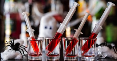 ürpertici halloween parti kokteyller ile şırıngalar partisi, bar korkunç çekim içecek olarak kan, nar şurubu