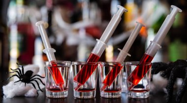 ürpertici halloween parti kokteyller ile şırıngalar partisi, bar korkunç çekim içecek olarak kan, nar şurubu