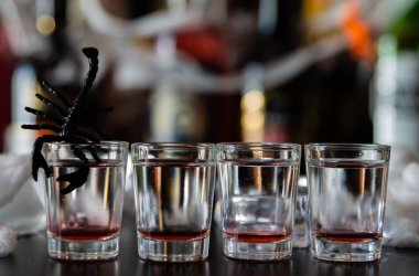 ürpertici halloween parti kokteyller ile şırıngalar partisi, bar korkunç çekim içecek olarak kan, nar şurubu