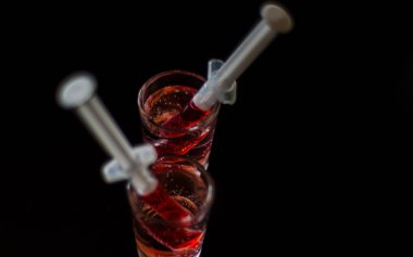 ürpertici halloween parti kokteyller ile kan, örümcekler ve buz küpleri, içki partisinde