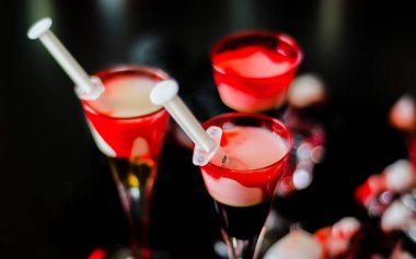 ürpertici halloween parti kokteyller ile kan, örümcekler ve buz küpleri, içki partisinde