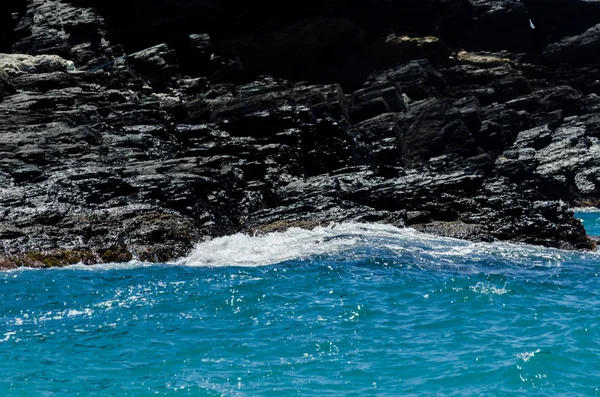 Úžasné Moře Modrou Letní Vlnou Skalami Relaxační Výhled Skály Vodu — Stock fotografie