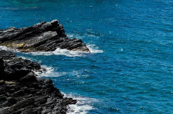 Erstaunliches Meer Mit Blauer Sommerwelle Und Felsen Entspannender Aussicht Auf — Stockfoto