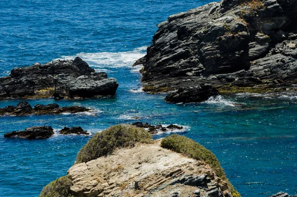 迷人的大海 蓝色的夏波和岩石 悠闲的岩石和水的景色 大自然 — 图库照片