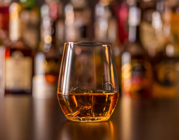 Σκωτσέζικο Ουίσκι Ένα Ποτήρι Παγάκια Χρυσό Χρώμα Ουίσκι Αποκλειστικό Ποτό — Φωτογραφία Αρχείου
