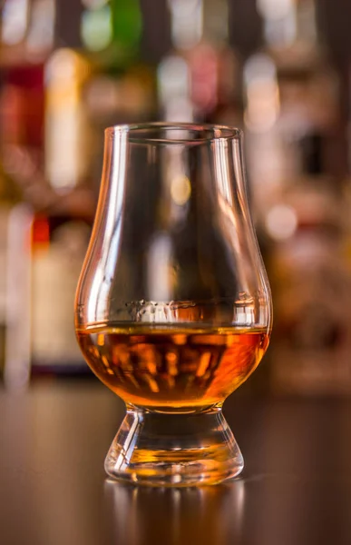 Schotse Whisky Een Glas Met Ijsblokjes Gouden Kleur Whiskey Exclusieve — Stockfoto