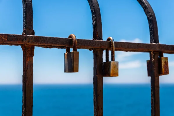 Cadenas Rouillé Attaché Une Balustrade Par Mer Une Façon Traditionnelle — Photo