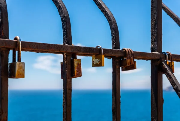 Roestige Hangslot Gekoppeld Aan Een Balustrade Door Zee Een Traditionele — Stockfoto