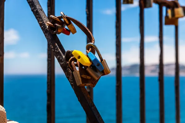 Cadenas Rouillé Attaché Une Balustrade Par Mer Une Façon Traditionnelle — Photo