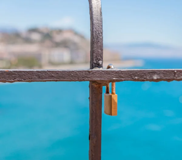 Cadenas Rouillé Attaché Une Balustrade Par Mer Une Façon Traditionnelle — Photo