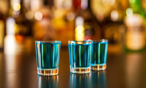 Popular Blue Drink Shot Kamikaze Background Bar Bottles Refreshing Drink — Stock Photo, Image