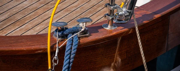 Stacja Dokująca Knaga Boku Łodzi Niewielkiej Przystani Element Wyposażenia Yachting — Zdjęcie stockowe