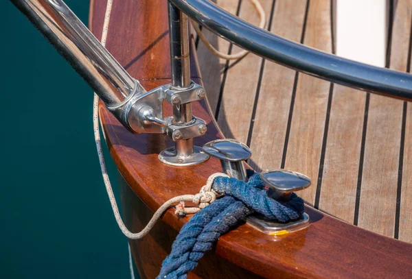 koç boynuzu yan tarafında küçük bir Marina yachting donanımları, güvenlik unsuru bir tekne dok