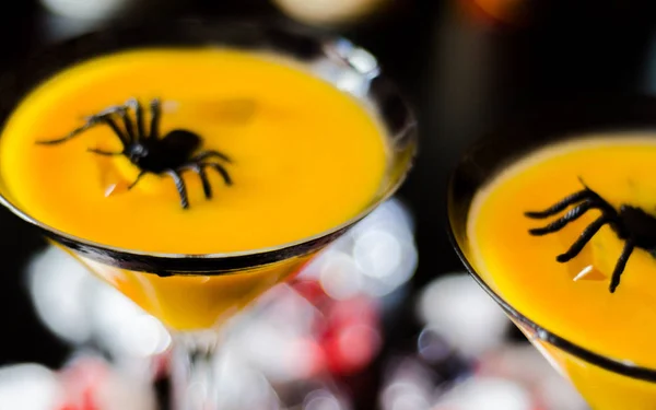 Espeluznante Fiesta Halloween Cócteles Con Sangre Arañas Cubitos Hielo Bebidas — Foto de Stock