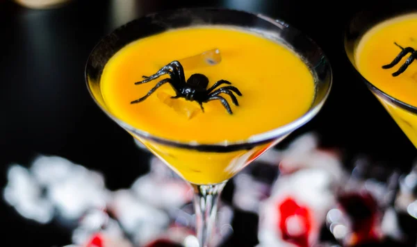 Espeluznante Fiesta Halloween Cócteles Con Sangre Arañas Cubitos Hielo Bebidas — Foto de Stock