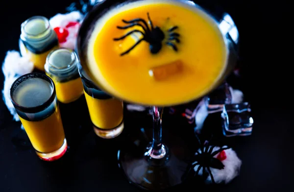 Espeluznante Fiesta Halloween Cócteles Con Sangre Arañas Cubitos Hielo Bebidas — Foto de Stock