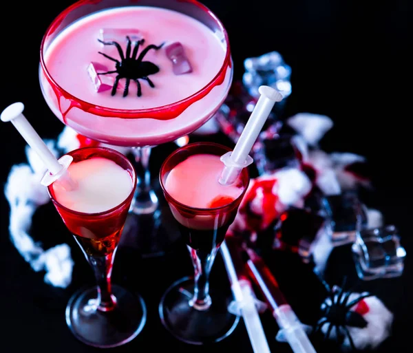 Strašidelný Halloween Párty Koktejly Krví Pavouky Kostky Ledu Nápojů Párty — Stock fotografie