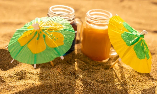 Bebidas Tiros Coloridos Uma Praia Areia Com Guarda Chuvas Para — Fotografia de Stock