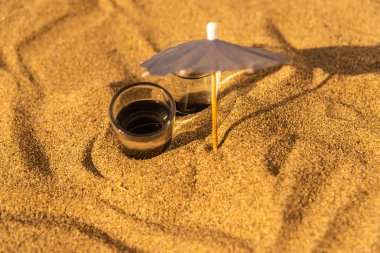 renkli çekim içki içmeye şemsiyelerle kumlu bir plaj üzerinde yaz dinlenmek