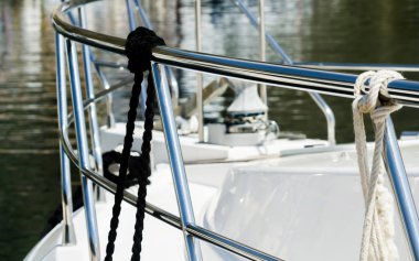 Yatlar ve motorlu tekneler unsurları üzerinde closeup Limanda demirli Harbor, sıcak gün marina